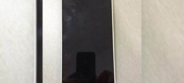 HTC One Max fotografiat pentru prima oară: phablet cu ecran de 5.9 inch