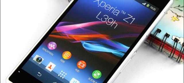 Sony Xperia Z1 fotografiat sub formă de machete foarte realiste, albe și negre