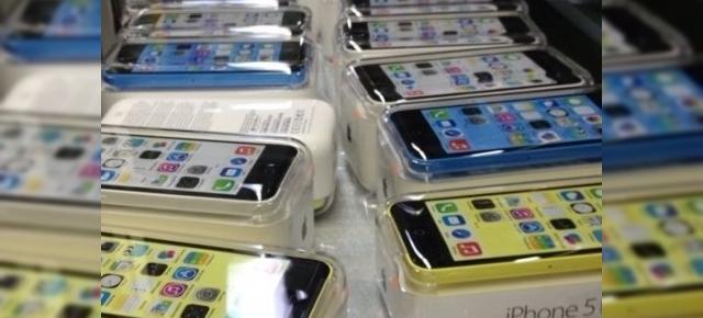 Ambalajele lui iPhone 5C fotografiate la sosirea În SUA, produsele ajung În magazine in jur de 20 septembrie