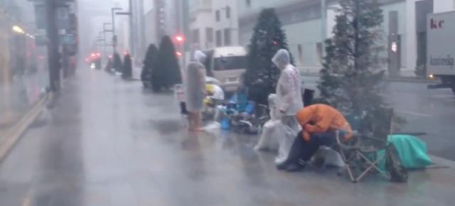 Cozile la iPhone 5S au Început deja! În Japonia fanii Apple se lupta cu taifunul (Video)