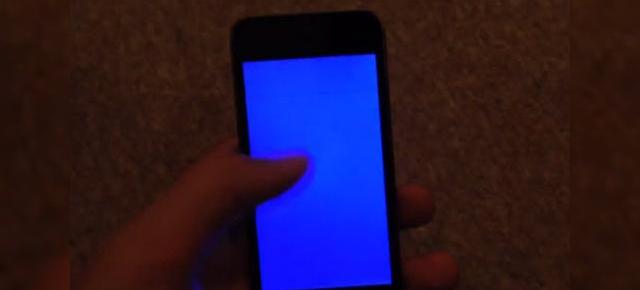 iPhone 5s are probleme cu "blue screen of death"", se resetează din senin (Video)