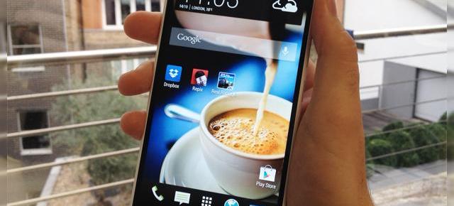 HTC One Max se vinde doar prin Vodafone deocamdată, costă În jur de 3100 de lei la liber