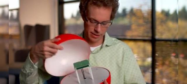 Un balon de internet din proiectul Google Loon este disecat