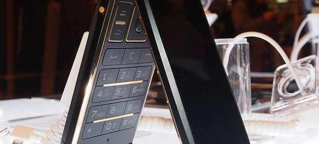 Terminalele flip-phone Încă sunt la modă; Philips Xenium W9588 a fost lansat În China, disponibil la prețul de 823$