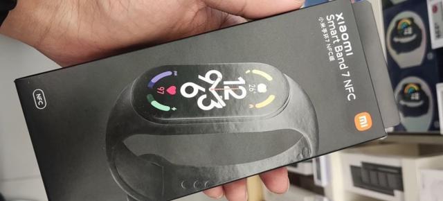 Brățara fitness Xiaomi Smart Band 7 NFC apare fotografiată în magazin, înaintea lansării de mâine
