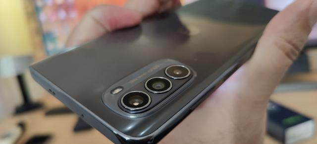 Motorola Moto G52 Unboxing: telefon entry level cu ecran AMOLED şi cameră de 50 MP, Android 12 curat