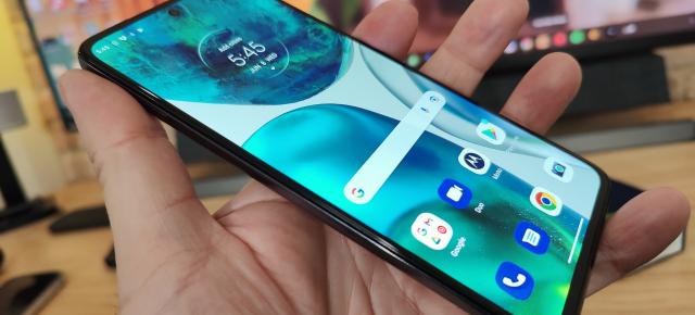 Motorola Moto G82 5G Unboxing: telefon midrange de gaming cu ecran AMOLED de calitate, stabilizare optică