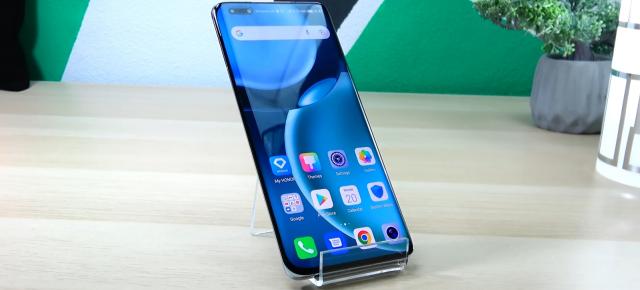 HONOR Magic4 Pro: Display OLED de calitate, cu un decupaj şi curburi polarizante