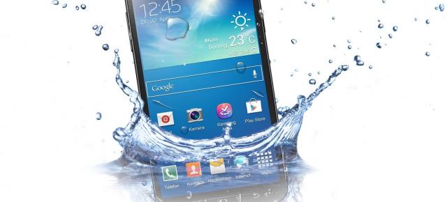 Caracteristica de certificare pentru rezistență la apă și praf va fi o dotare standard pe următoarele smartphone-uri premium Samsung