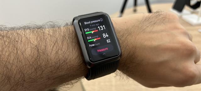 IFA 2022: Huawei Watch D Hands On: Testăm ceasul cu tensiometru şi îmi iau tensiunea (Video)