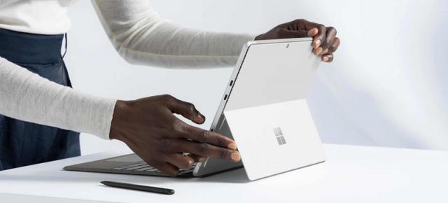 Tableta Microsoft Surface Pro 9 are specificaţiile şi designul dezvăluite: CPU Qualcomm sau Intel, noi culori