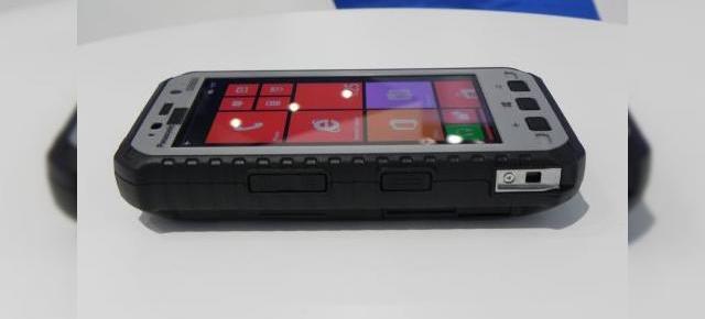 MWC 2014: Panasonic ToughPad 5 hands on preview - telefonul ultrarezistent prin definiție (Video)
