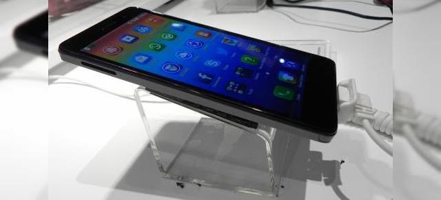 Lenovo S860 Hands on preview: phablet de 5.3 inch care poate Încărca alte telefoane (Retro MWC 2014 - Video)
