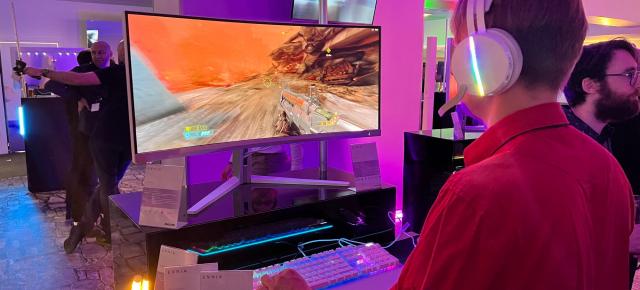 Philips Evnia 7000 Hands On: cel mai wide monitor nou, tastatură şi mouse competitive eSports (Video)