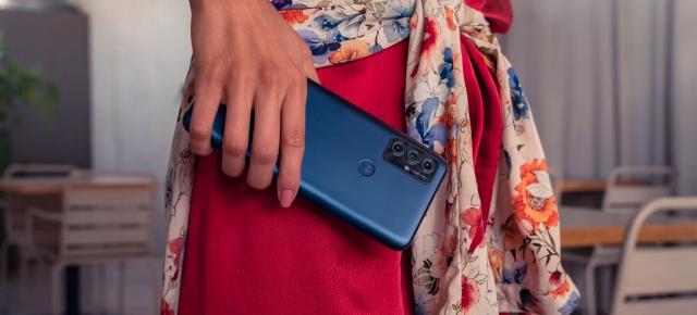 Moto G Play (2023) devine oficial și aduce în mare dotări modeste, dar are ecran 90Hz