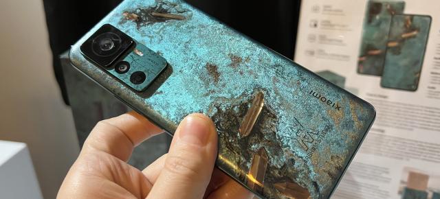 Am pus mâna pe un telefon artistic: Xiaomi 12T Pro Daniel Arsham Edition cu cristale de bronz (Hands On/Impresii)