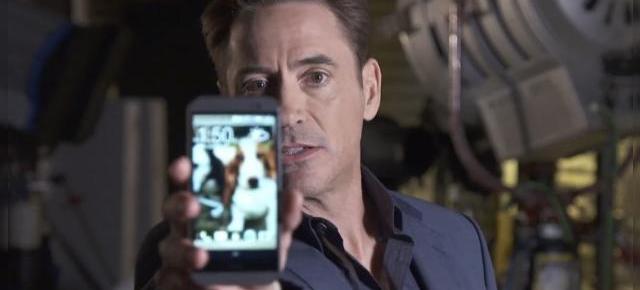 Robert Downey Jr se bărbierește pentru o reclamă HTC one M8 care nu are sens (Video)