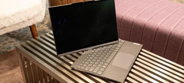 CES 2023: Noul laptop Lenovo ThinkBook Plus Twist are două display-uri pe un mecanism rotativ, unul sosind cu tehnologie e Ink