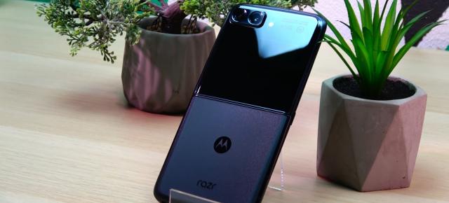 Motorola RAZR 2022: Design care scapă de bărbia iconică, propune o balama nouă