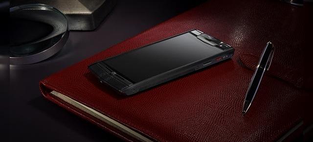 Smartphone-ul de lux Vertu Signature Touch este disecat În fața camerei