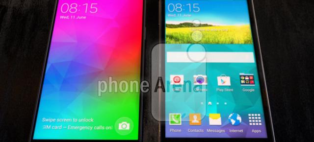 Samsung Galaxy F fotografiat lângă Galaxy S5, vine cu carcasa metalică, margini subțiri de ecran