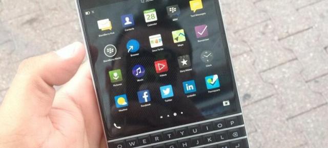 Noi imagini cu pătrățosul telefon BlackBerry PassPort, probabil cel mai bizar design al acestui an (Video)