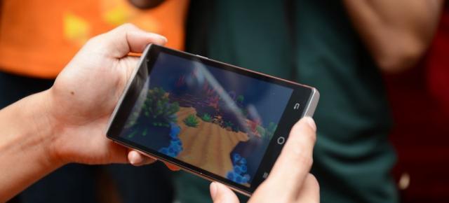 Takee 1 este un telefon cu ecran ce are un efect holografic, imaginea 3D este obținută de un accesoriu special