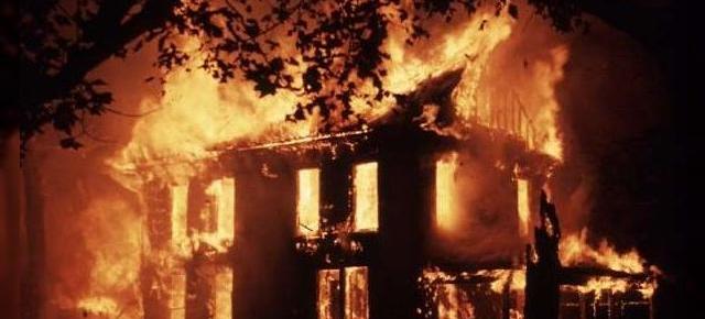 O femeie este ucisă de un incendiu, după ce se Întoarce În casa În flăcări după smartphone...