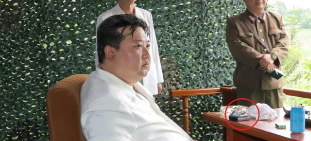 Ce telefon pliabil foloseşte dictatorul nord-coreean Kim Jong Un? A fost fotografiat cu un “Flip” misterios