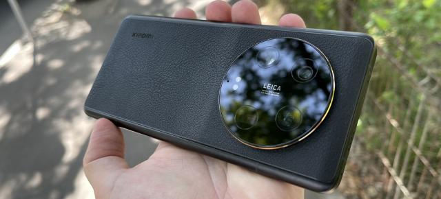 Xiaomi 13 Ultra: Design de cameraphone croit din piele, metal, structurat cu cap