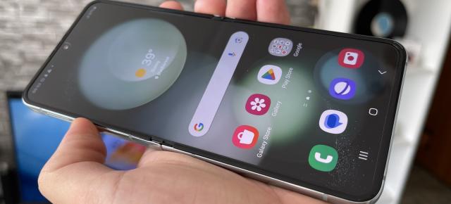 Samsung Galaxy Z Flip5: Display-uri excelente, un record neaşteptat