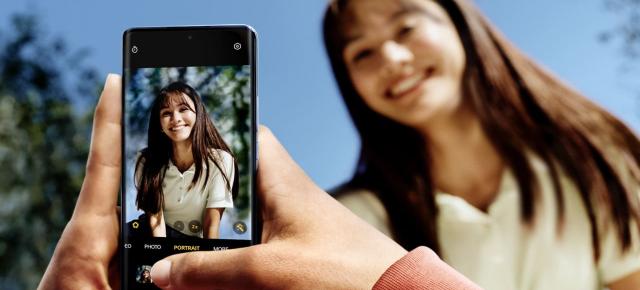 Aproape jumătate dintre români îşi fac selfie-uri o dată pe săptămână, iar o treime le editează (Studiu OPPO)