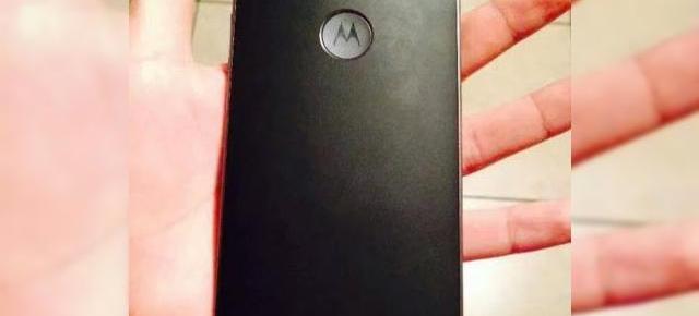 Motorola Moto X+1 fotografiat cu o carcasă personalizată cu un strat de piele
