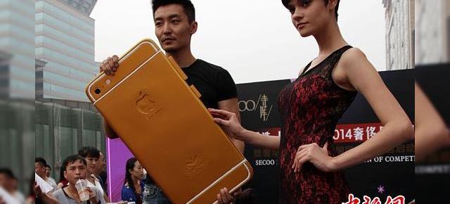 iPhone 6 din aur roz și cu diamante promovat cu o machetă de 1 metru lungime