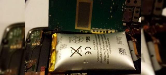 Bateria unui iPhone 3GS se "umflă" și Împinge ecranul și placa de bază a telefonului; Iată un caz din România!