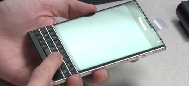 BlackBerry Passport primește primul clip de unboxing (Video)