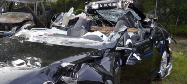 Şoferii de Tesla sunt mai predispuşi la accidente decât cei de BMW (Studiu)