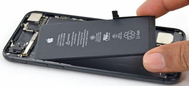 Au început să vină banii de la Apple! Firma din Cupertino plăteşte daune utilizatorilor pentru procesul BatteryGate