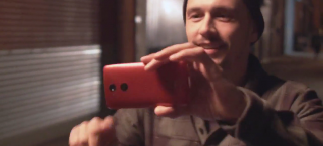 Regele hipsterilor, James Franco postează un teaser video pentru Motorola Droid Turbo (Video)