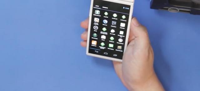Un prototip Project Ara ce rulează Android se afișează În fața camerei