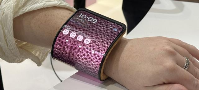 MWC 2024: Acel moment când înfăşori un telefon în jurul încheieturii - Motorola Adaptive Display Demo (Video)