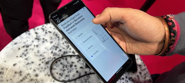 MWC 2024: Am văzut primul telefon fără aplicaţii la standul Telekom, cu AI la putere (Video)