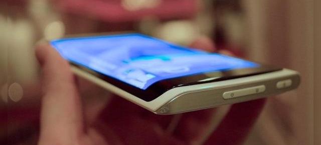 Samsung Galaxy S6 ar putea avea un display flexibil "dual edge", conform unui analist (Zvon)