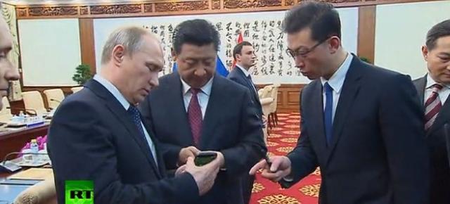 Președintele rus Vladimir Putin Îi face cadou președintelui chinez un telefon YotaPhone 2, model rusesc cu 2 ecrane (Video)
