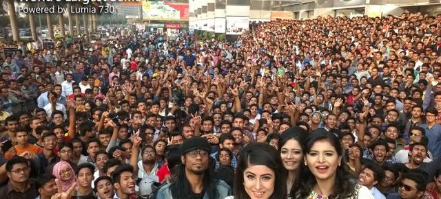 Nokia Lumia 730 revendică recordul mondial pentru o fotografie selfie la care iau parte peste 1.100 de participanți