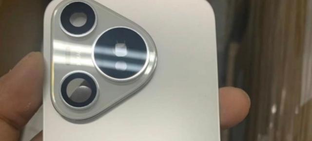 Huawei P70 îşi dezvăluie spatele atipic, în cea cea mai clară fotografie hands on de până acum