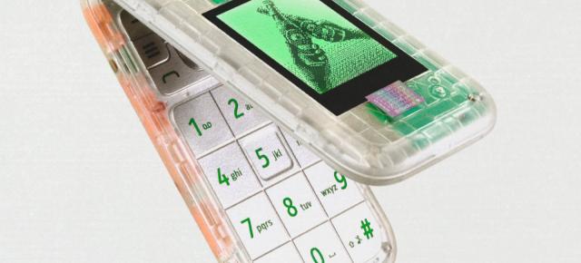 Heineken şi-a făcut propriul telefon: e transparent şi are clapetă - Boring Phone