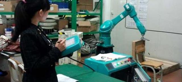 Roboții pregătiți de Foxconn pentru asmblarea terminaleor iPhone 6 nu se dovesc a fi destul de preciși pentru cerințele Apple