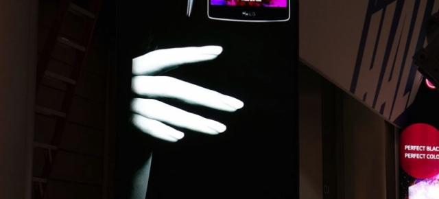 CES 2015: LG G Flex 2 se afișează pe un poster CES 2015; Iată cum arată noua creație a sud-coreenilor