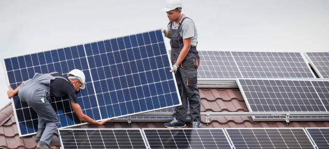 Ai panouri solare/eşti prosumator? Legea te obligă să instalezi sisteme de stocare a energiei